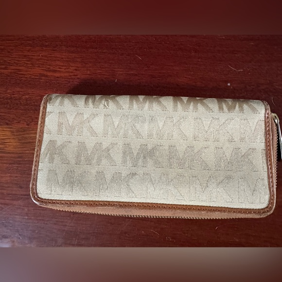 Michael Koors Wallet - Picture 2 of 5